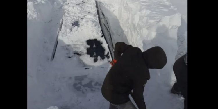 Машины туристов в горах Румынии оказались под 2-метровым слоем снега