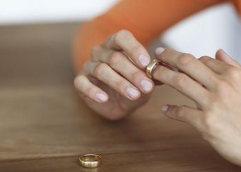 Misiunile diplomatice ar putea avea dreptul de înregistrare a divorțului