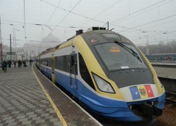 Заблокируем движение поездов или будем работать бесплатно, пока не умрем с голоду: Сотрудники железной дороги в Окнице вышли на протест | VIDEO