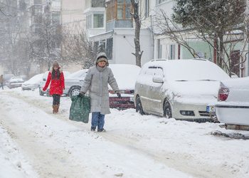 Schimbarea bruscă a vremii a complicat situația în țară: Zeci de localități au rămas fără energie electrică, accidente rutiere soldate cu victime | VIDEO