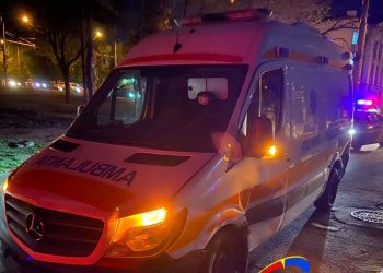 Accident cu implicarea unei ambulanţe în capitală. Un adult şi patru copii sunt răniţi