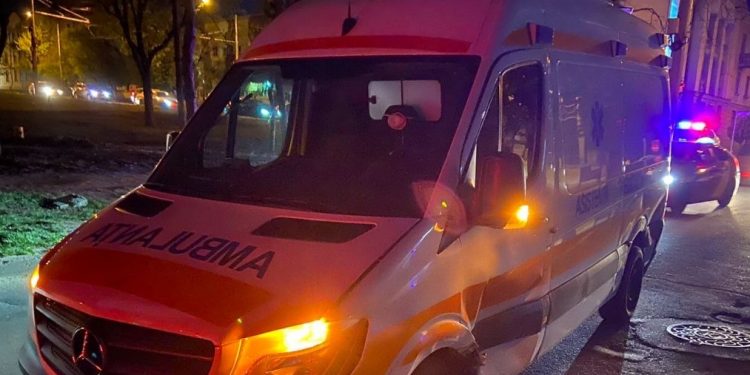 Accident cu implicarea unei ambulanţe în capitală. Un adult şi patru copii sunt răniţi