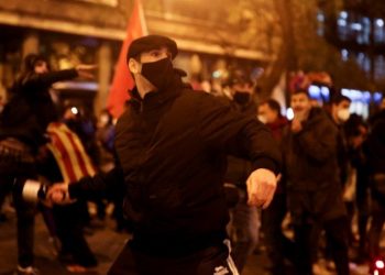 Spaniolii protestează în susținerea unui rapper: Au aruncat cu pietre şi petarde spre poliţişti | VIDEO