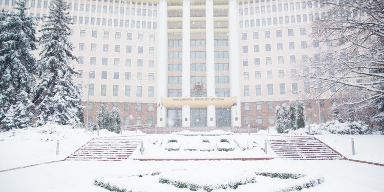 Călătoriile deputaților în 2020. Cine a cheltuit cei mai mulți bani pentru deplasări