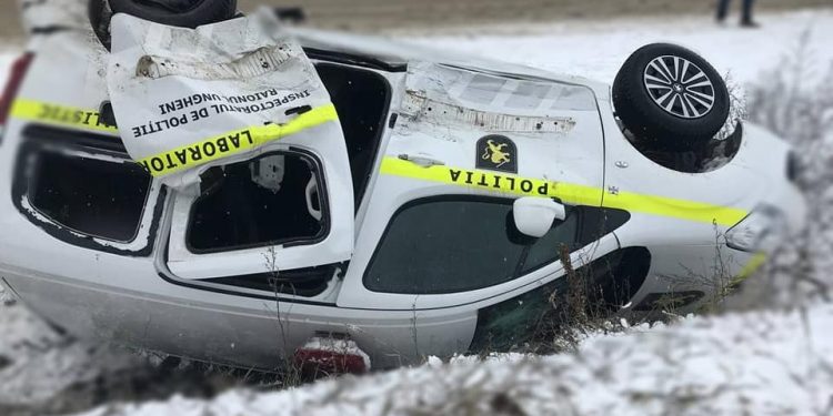 O mașină a Poliției, răsturnată într-un șanț, la Călărași. O angajată MAI a ajuns la spital | Update