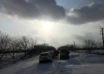 Un autobuz școlar cu 15 elevi a rămas blocat în nămeți, la Soroca | FOTO