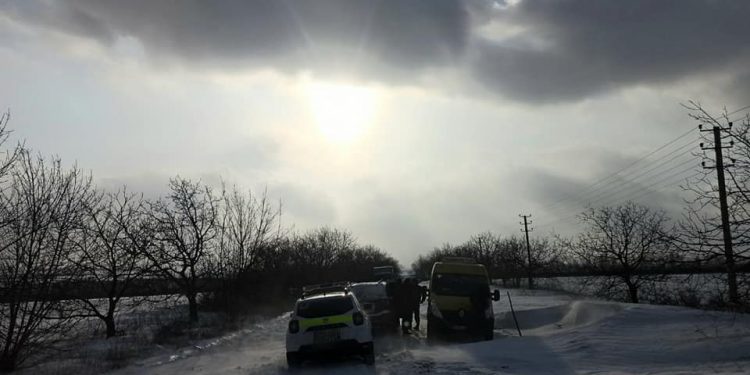 Un autobuz școlar cu 15 elevi a rămas blocat în nămeți, la Soroca | FOTO