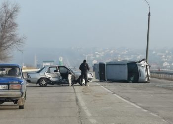 O mașină s-a răsturnat după un impact violent în apropiere de capitală
