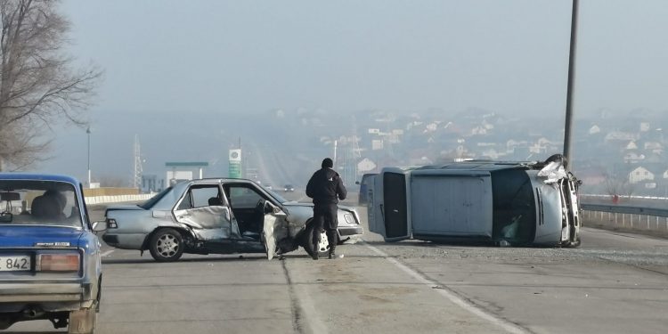 O mașină s-a răsturnat după un impact violent în apropiere de capitală
