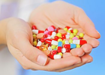 Ученые доказали неэффективность лечения коронавируса витаминами