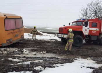 Zăpada a lăsat în urmă drumuri pline de noroi: Un autobuz școlar din UTA Găgăuzia a rămas împotmolit în glod mai bine de o oră | VIDEO