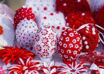 Столица расцвела красно-белыми цветами: Десятки продавцов мэрцишоров вышли на кишиневские улицы | VIDEO