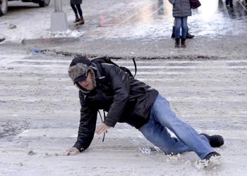 Patinoar pe trotuarele din Capitală: zeci de persoane au avut nevoie de îngrijiri medicale | VIDEO