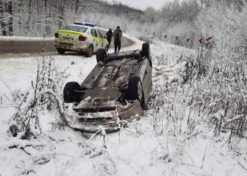 O Toyota s-a răsturnat pe traseul Chişinău-Lăpuşna. Șoferul, rănit | FOTO