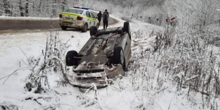 O Toyota s-a răsturnat pe traseul Chişinău-Lăpuşna. Șoferul, rănit | FOTO