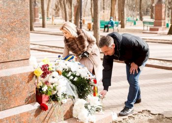Deputații PP „ȘOR” și cei ai Platformei „Pentru Moldova” au depus flori la bustul poetului-nepereche Grigore Vieru din Chișinău | FOTO
