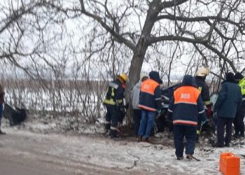 Серьезное ДТП в Новоаненском районе: Машина такси врезалась в дерево