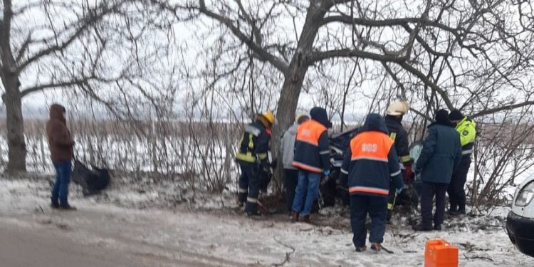 Серьезное ДТП в Новоаненском районе: Машина такси врезалась в дерево