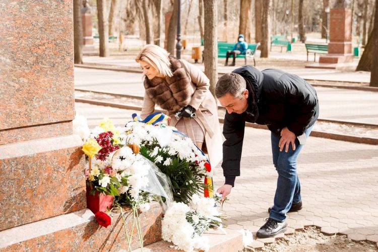 Deputații PP „ȘOR” și cei ai Platformei „Pentru Moldova” au depus flori la bustul poetului-nepereche Grigore Vieru din Chișinău | FOTO