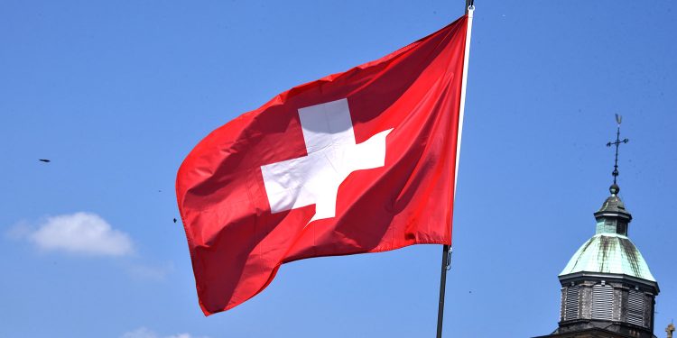 В Швейцарии не менее 16 человек умерли после вакцинации от COVID-19