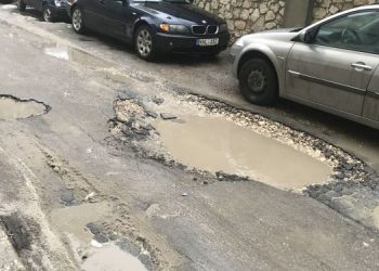 Străzile din Chișinău arată ca după bombardament: Au apărut o mulțime de găuri în asfalt, iar șoferii devin mai nemulțumiți pe zi ce trece | VIDEO