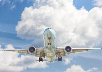 Подросток из Африки зайцем перелетел в другую страну на колесе самолета