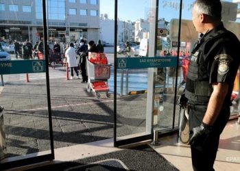 Греция усиливает карантинные меры из-за вспышки COVID-19