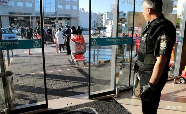 Греция усиливает карантинные меры из-за вспышки COVID-19