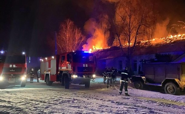 На Харьковщине пожар на производстве тушили с помощью поезда | FOTO