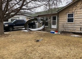 В США самолет «уронил» детали двигателя на город