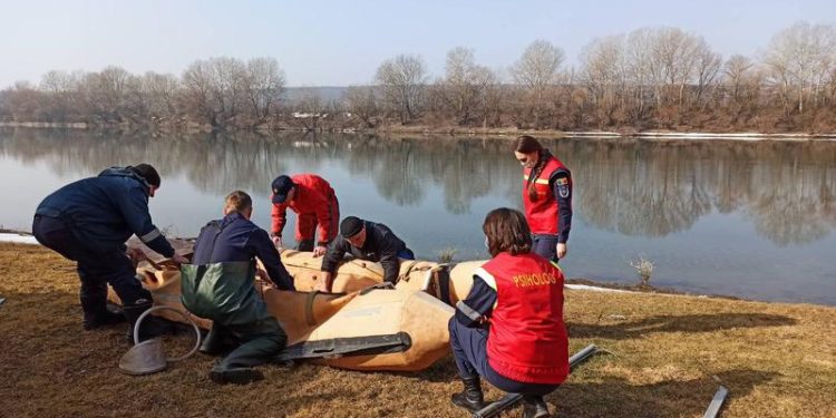 Salvatorii au reluat căutările fetei de 12 ani care ar fi fost luată de curenții de apă ai râului Nistru