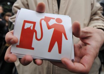 Șoferii, indignați de scumpirile în lanț la carburanți. Noile prețuri afișate de stațiile PECO | VIDEO