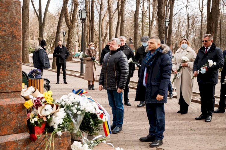 Deputații PP „ȘOR” și cei ai Platformei „Pentru Moldova” au depus flori la bustul poetului-nepereche Grigore Vieru din Chișinău | FOTO