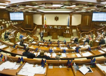 Prezentarea Guvernului Gavriliță s-a lăsat cu spectacol: Slogane electorale, săgeți în adresa deputaților, lecții despre respect și acțiuni cavalerești | VIDEO