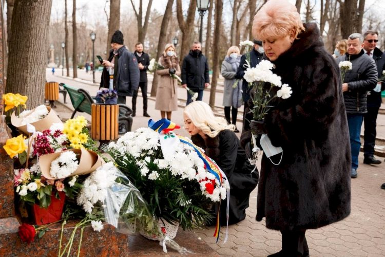 Deputații PP „ȘOR” și cei ai Platformei „Pentru Moldova” au depus flori la bustul poetului-nepereche Grigore Vieru din Chișinău | FOTO