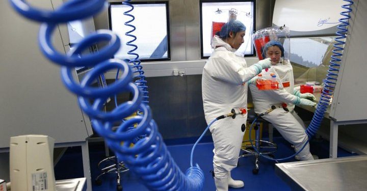 În decembrie 2019, în Wuhan erau 13 tulpini ale virusului. Dezvăluirile unui expert din misiunea OMS demontează teoriile existente