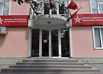 Ceartă la sediul PSRM: Câțiva susținători ai PAS s-au îmbrâncit cu un grup de simpatizanți ai socialiștilor. A fost nevoie de intervenția poliției | VIDEO