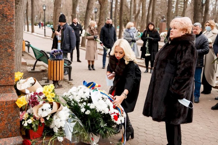 Deputații PP „ȘOR” și cei ai Platformei „Pentru Moldova” au depus flori la bustul poetului-nepereche Grigore Vieru din Chișinău | FOTO