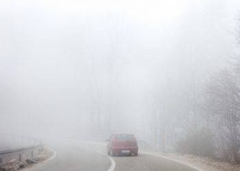 Atenție, șoferi și pietoni! Miercuri dimineața în toată țara persistă ceață densă