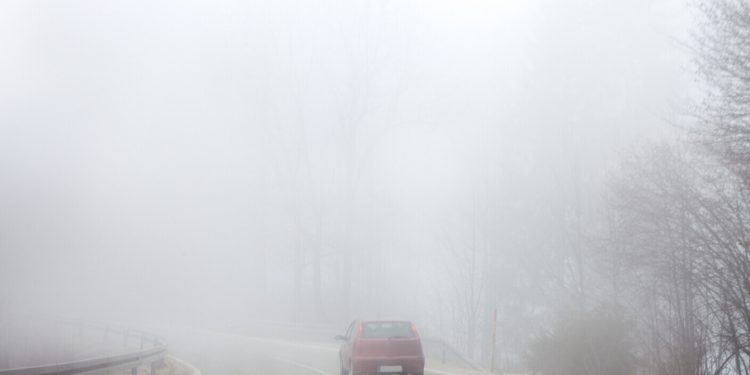 Atenție, șoferi și pietoni! Miercuri dimineața în toată țara persistă ceață densă