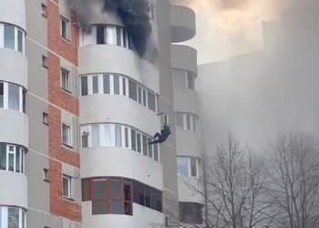 Incendiu violent în România: O femeie a murit după ce s-a aruncat pe geam