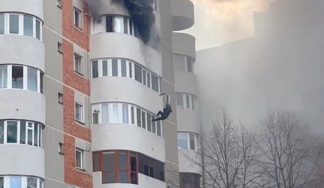 Incendiu violent în România: O femeie a murit după ce s-a aruncat pe geam