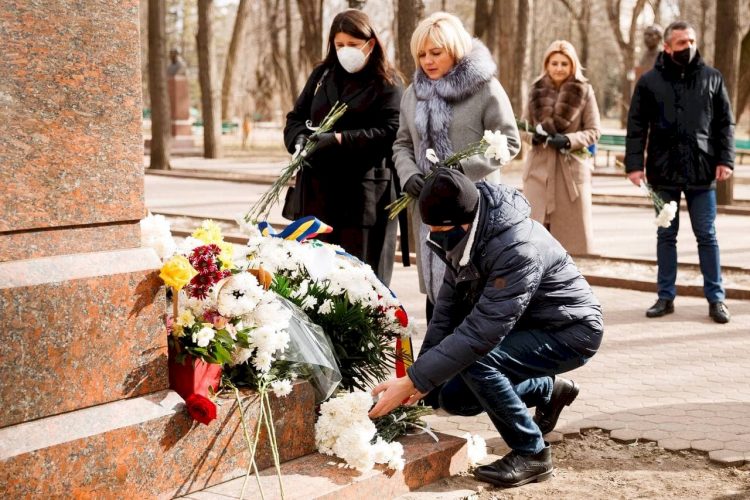 Deputații PP „ȘOR” și cei ai Platformei „Pentru Moldova” au depus flori la bustul poetului-nepereche Grigore Vieru din Chișinău | FOTO