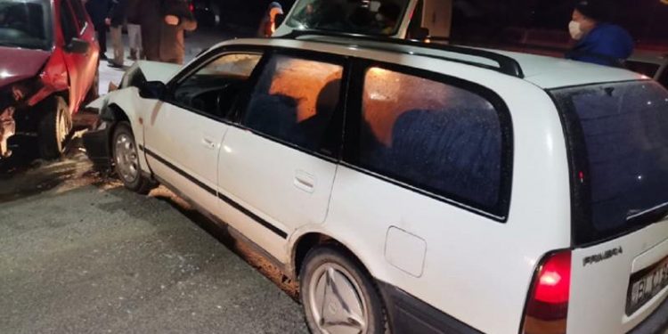 Accident la Bălți: O mașină a lovit o sanie cu doi copii, din cauza unui șofer care a mers la roșu | FOTO