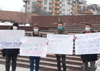 Protest în fața Președinției: Tinerii au pregătit o scenetă despre cum ar fi obținut Nemerenco diploma de master | VIDEO