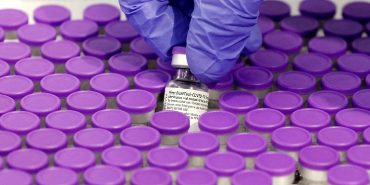 Cea mai mare tranșă de vaccinuri Pfizer ajunge luni în România