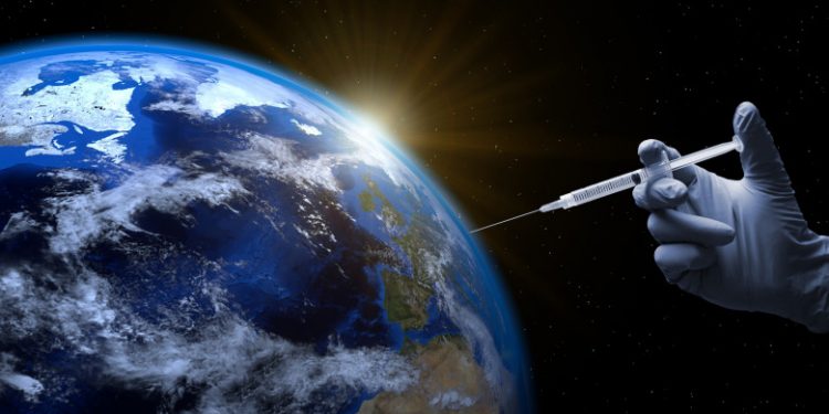 Peste 209 milioane de doze de vaccin au fost administrate la nivel global. Când ar putea reveni viața la normal