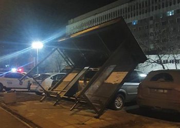 Маi multe stații de așteptare a transportului public din capitală, doborâte de vânt | FOTO