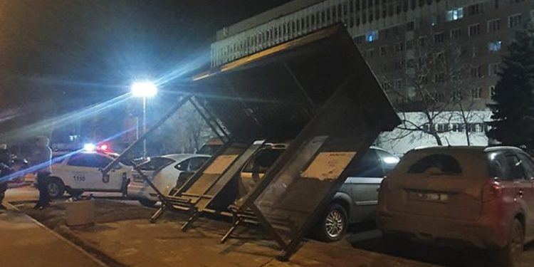 Маi multe stații de așteptare a transportului public din capitală, doborâte de vânt | FOTO