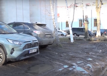 Chișinău: Zăpada s-a topit, iar zonele verzi s-au transformat în șantiere pline cu noroi. Locuitorii dau vina pe autorități | VIDEO